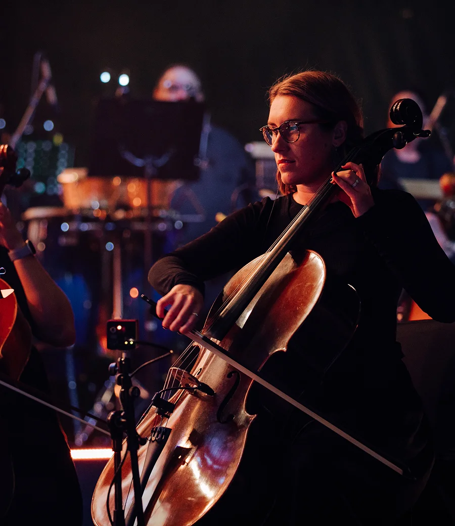 Mix of classical instruments and electronic production live